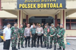 Berikan Suprise di Hari Bhayangkara Ke 78, Koramil 1408-04 Bontoala Seruduk Mako Polsek Bontoala
