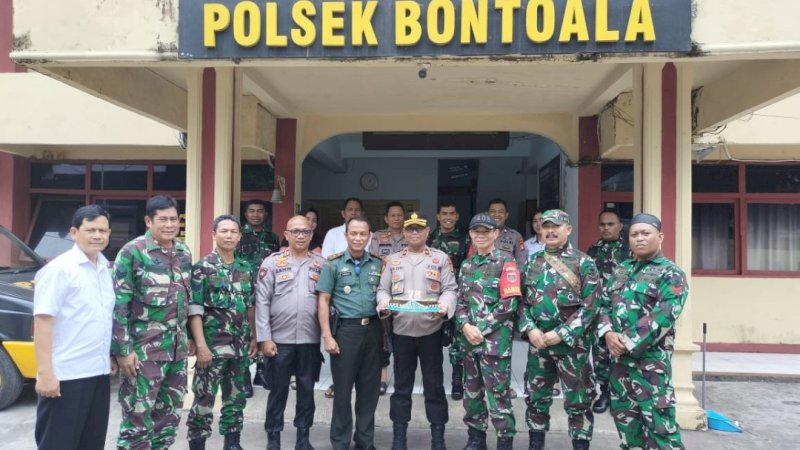 Berikan Suprise di Hari Bhayangkara Ke 78, Koramil 1408-04 Bontoala Seruduk Mako Polsek Bontoala