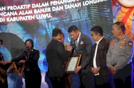 Adnan Purichta Raih Penghargaan dari Polda Sulsel