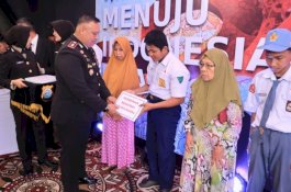 Tebar Benih Kebaikan, Polres Barru Berikan Beasiswa di Hari Bhayangkara
