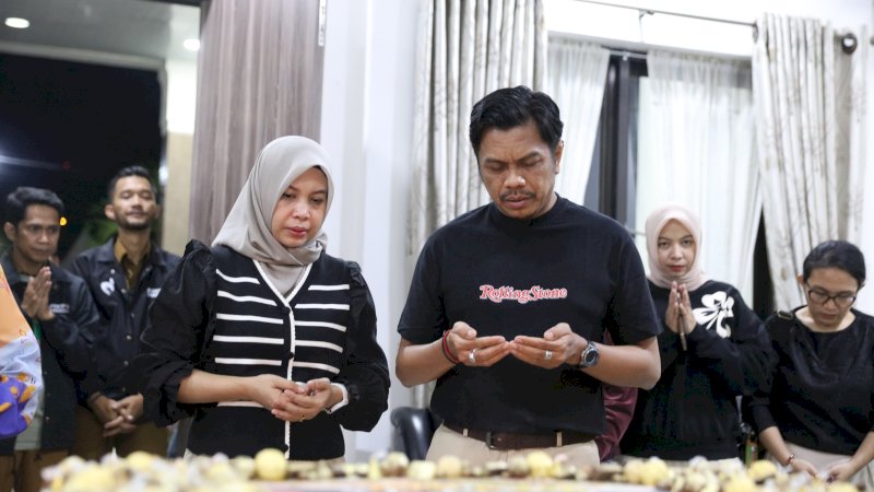 Penjabat Sekda Kota Makassar, Firman Hamid Pagarra bersama istri pada momen ulang tahun ke 43.