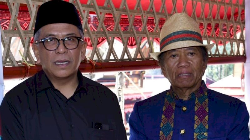 Mantan Ketua Gerindra Tana Toraja (Tator), Johan Tonglo (kanan), bersama Ilham Arief Sirajuddin (IAS). (Foto: Istimewa)