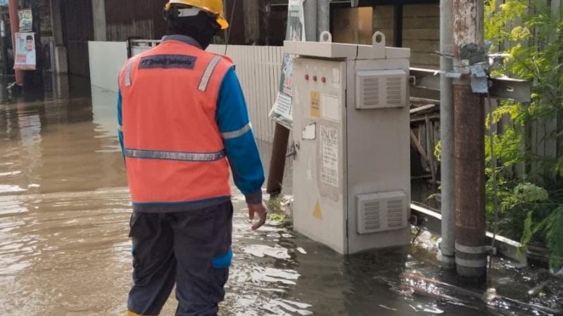 Petugas PLN tengah berpatroli mengecek keamanan pasokan listrik yang terdampak banjir di Kabupaten Sidrap.