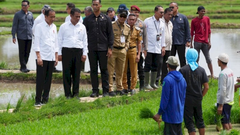 Pj Gubernur Sulsel Dampingi Presiden Jokowi Kunjungan Kerja di Kabupaten Bone