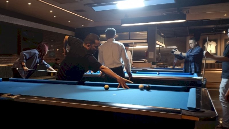 Area bermain billiard di Pizza e Birra bertaraf International, ada 10 meja yang disiapkan