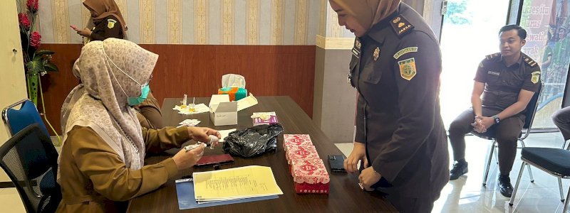 Kejari Parepare Gandeng RSUD Andi Makkasau Lakukan Tes Urine 70 Pegawai