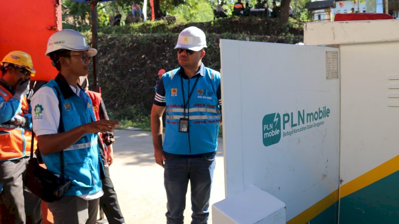 Manager PLN UP3 Makassar Selatan, Gamal Rizal Kambey beserta puluhan personel PLN bersiaga menjaga pasokan listrik saat peresmian Bendungan Pamukkulu (5/7).