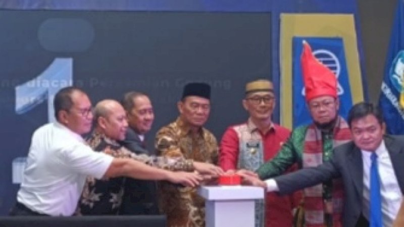 Menko PMK bersama Walikota Makassar dan Beberapa petinggi UT membunyikan sirine meresmikan Kampus Batu Universitas Terbuka