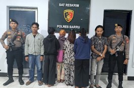 Kerap Open BO di MiChat, Dua Muncikari dan Empat Wanita PSK di Barru Dibekuk Polisi