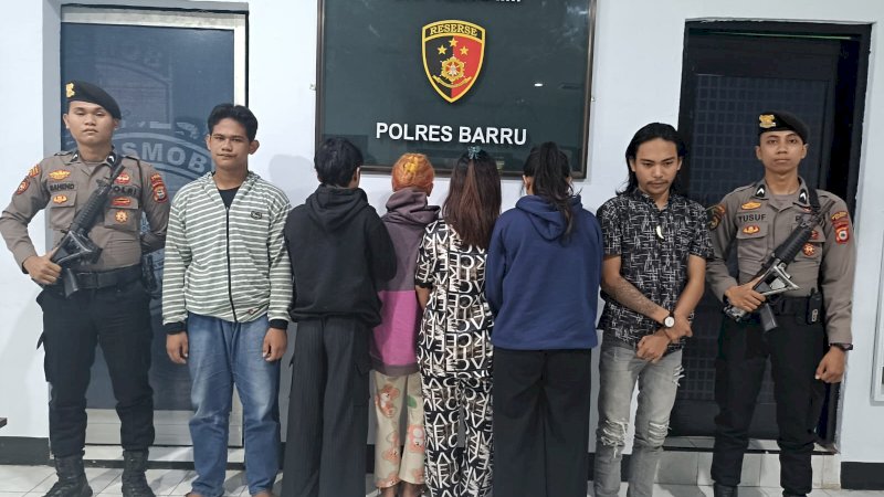 Kerap Open BO di MiChat, Dua Muncikari dan Empat Wanita PSK di Barru Dibekuk Polisi