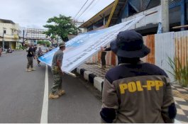 Satpol PP Kota Parepare Tertibkan Baliho Langgar Perda