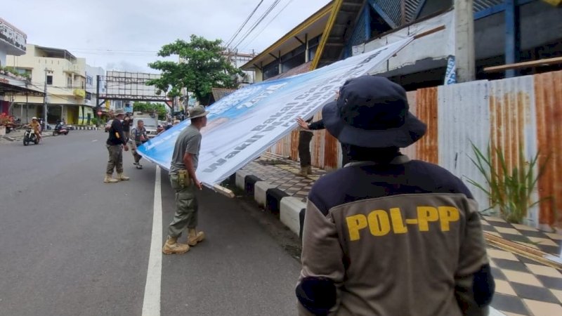 Satpol PP Kota Parepare Tertibkan Baliho Langgar Perda