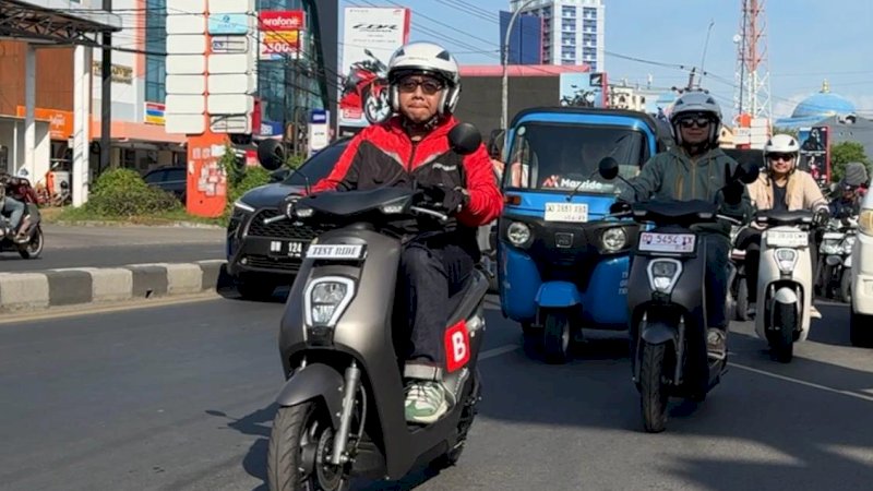 Pengendara sedang menggunakan Motor Listrik EM1 e