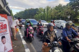 Jumat Berkah, Andi Seto Asapa Bagi Nasi Kuning Gratis di Fly Over Makassar