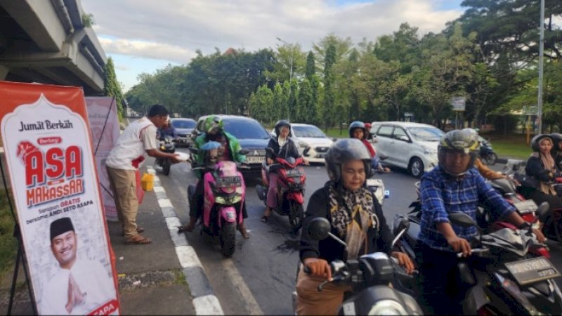 Jumat Berkah, Andi Seto Asapa Bagi Nasi Kuning Gratis di Fly Over Makassar