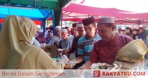 Pj Wali Kota Parepare Bersama Warga Makan Siang Gratis di Masjid Raya