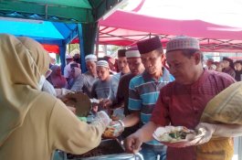 Pj Wali Kota Parepare Bersama Warga Makan Siang Gratis di Masjid Raya