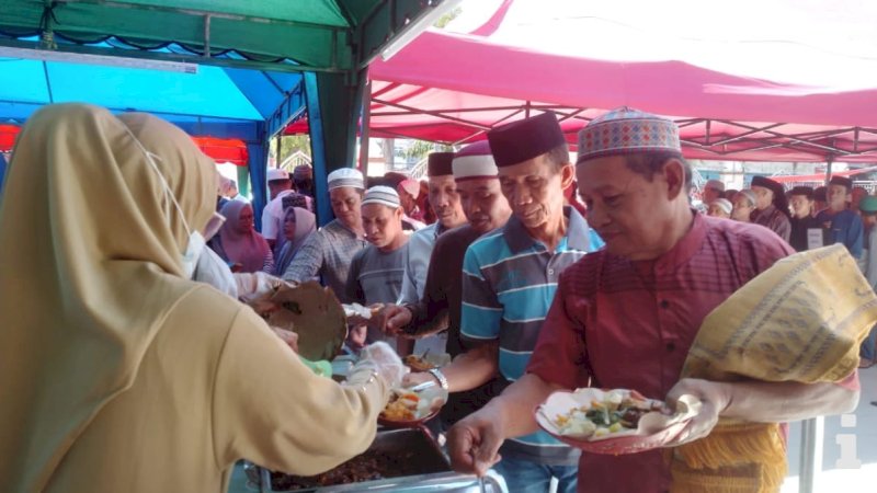 Pj Wali Kota Parepare Bersama Warga Makan Siang Gratis di Masjid Raya