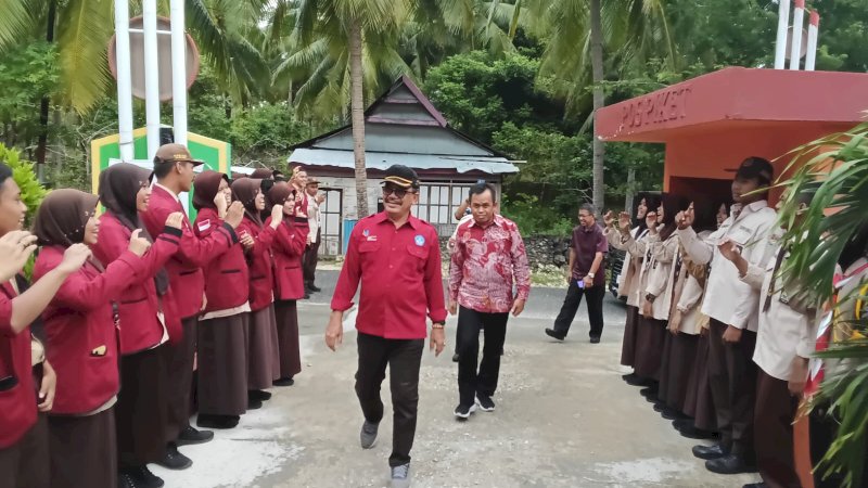 Sekdis pendidikan Sulsel A.Ibrahim memeriksa pelaksanaan MPLS di Selayar