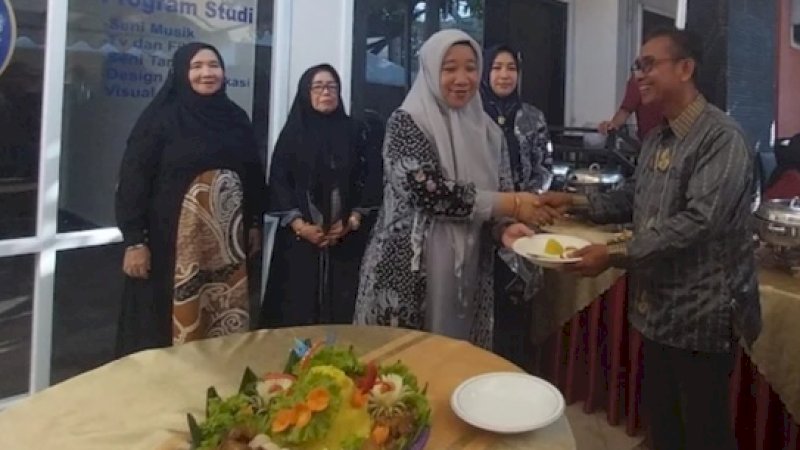 Penyerahan nasi tunpung menandai resminya IKM kembali dibuka