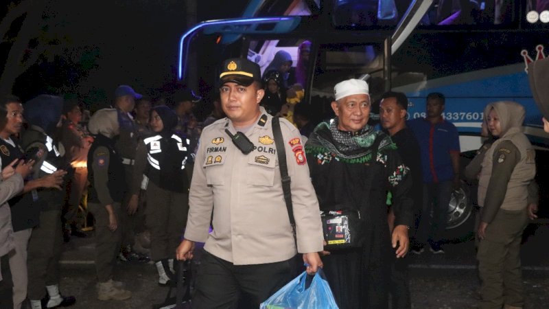 Berikan Rasa Aman dan Nyaman Kepulangan Jamaah Haji, Polres Wajo Lakukan Pengawalan dan Pengamanan