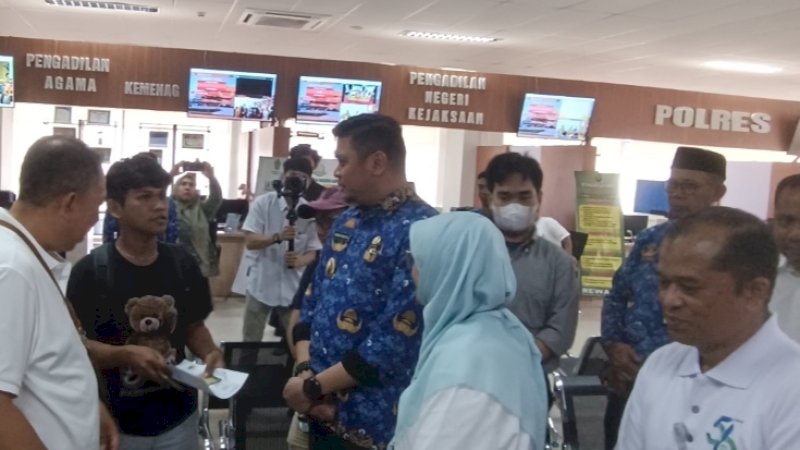 BPJS Kesehatan Hadir di MPP Gowa.Bupati Gowa dan Pejabat BPJS Kesehatan melayani seorang pengunjung 