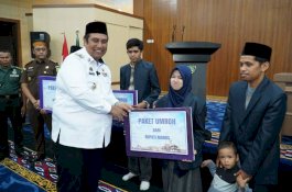 Bupati Chaidir Syam Serahkan Hadiah Umroh Tiga Kafilah MTQ Maros