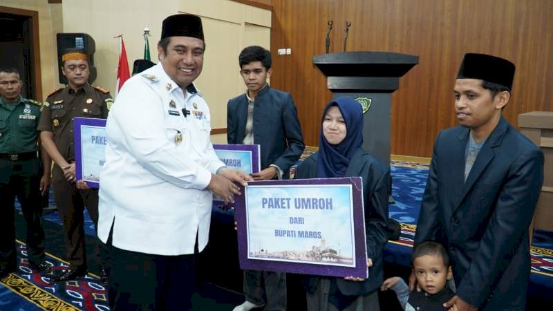 Bupati Chaidir Syam Serahkan Hadiah Umroh Tiga Kafilah MTQ Maros