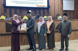 Wabup Maros Suhartina Bohari Serahkan Ranperda LPJ Pelaksanaan APBD
