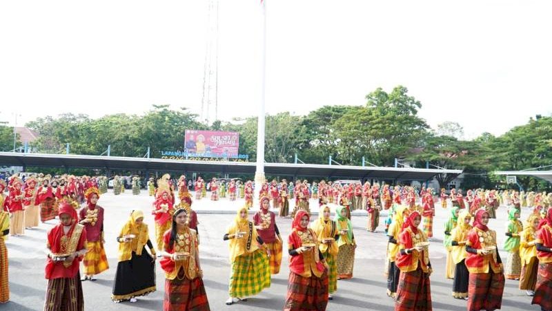 1.070 Siswa Maros Menari Tarian Paduppa, Wabup Suhartina Bohari Beri Apresiasi