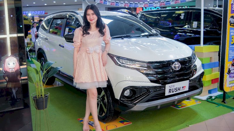 Pramuniaga sedang menunjukkan New Rush yang sedang promo di Kalla Toyota