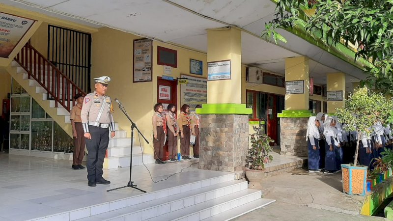 Operasi Patuh Pallawa 2024: Kanit Turjawali Polres Barru Sosialisasi di SMPN 1 Barru