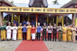 Penjabat Gubernur Prof Zudan Tandatangani Prasasti Pembangunan dan Serahkan Berbagai Bantuan di Torut