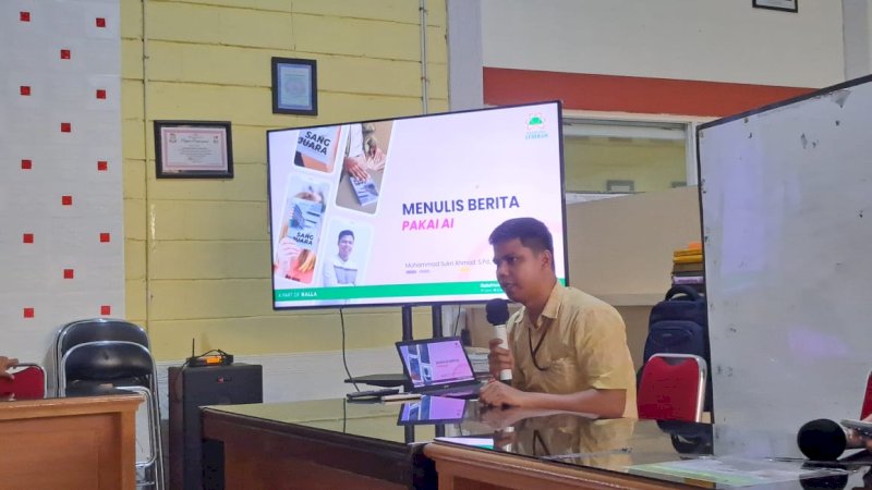 Salah satu Humas Sekolah islam Athirah mengikuti workshop penulisan berita menggunakan AI