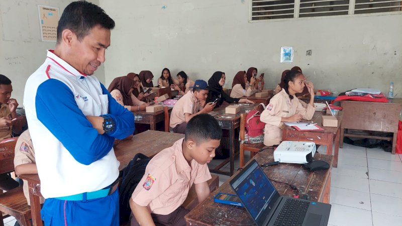 Instruktur Safety Riding Wanny Dewa memberikan edukasi ke Siswa SMK Nasional tentang keamanan berkendara