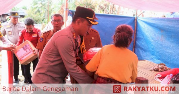 Kunjungi Rumah Korban Kebakaran, Kapolres Wajo Berikan Bantuan Sosial