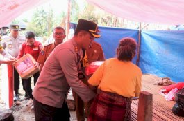 Kunjungi Rumah Korban Kebakaran, Kapolres Wajo Berikan Bantuan Sosial