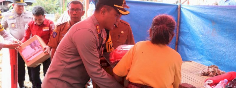 Kunjungi Rumah Korban Kebakaran, Kapolres Wajo Berikan Bantuan Sosial 