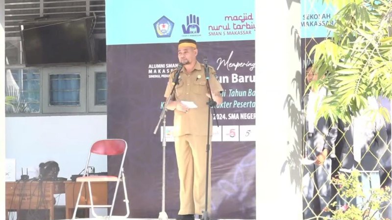 Kepala Sekolah SMAN 5 Sudirman Karim memberikan sambutan