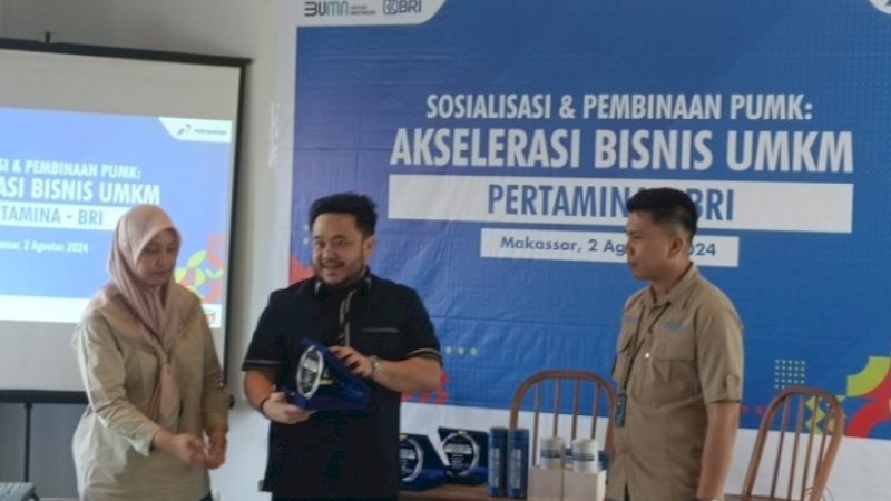 Senior Officer SMEPP Pertamina, Rizki Lestari, Area Manager Comm,Rel & CSR Region Sulawesi PT Pertamina Parta Niaga Fahrougi Andriani Sumampow, Manager Bisnis Mikro Branch Office BRI Panakukkang, Deflin Sambo 