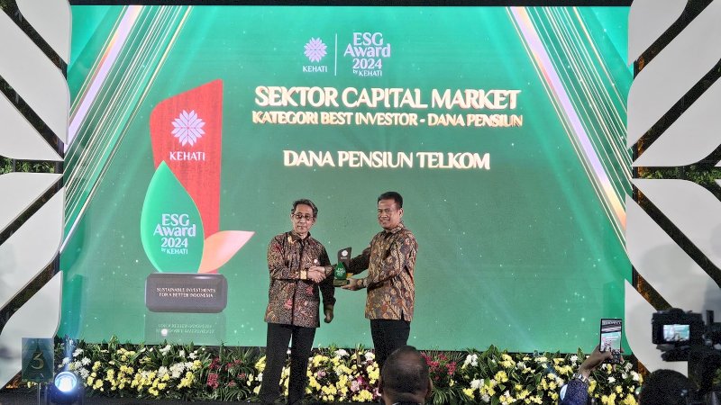 Presiden Direktur Dana Pensiun Telkom Abdul Hadi (kanan) saat menerima ESG Award 2024 (Environmental, Social, and Governance) by KEHATI di Sektor Capital Market dengan kategori Best Investor Dana Pensiun di Jakarta.