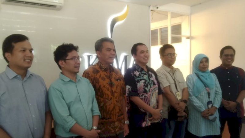 Ketua KPPU dan Direktur PT Kima bersama jajaranannya