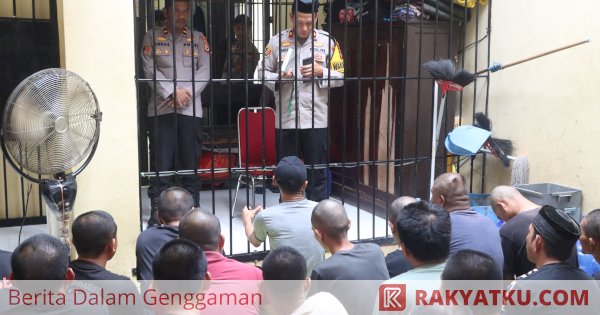 Polres Wajo Bagi Al Qur'an dan Tasbih Kepada Tahanan