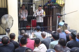 Polres Wajo Bagi Al Qur'an dan Tasbih Kepada Tahanan