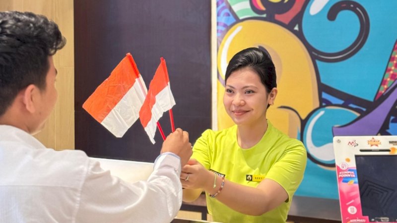 Pengunjung sedang menikmati promo Independent Deals di Maxone Hotel & Resort