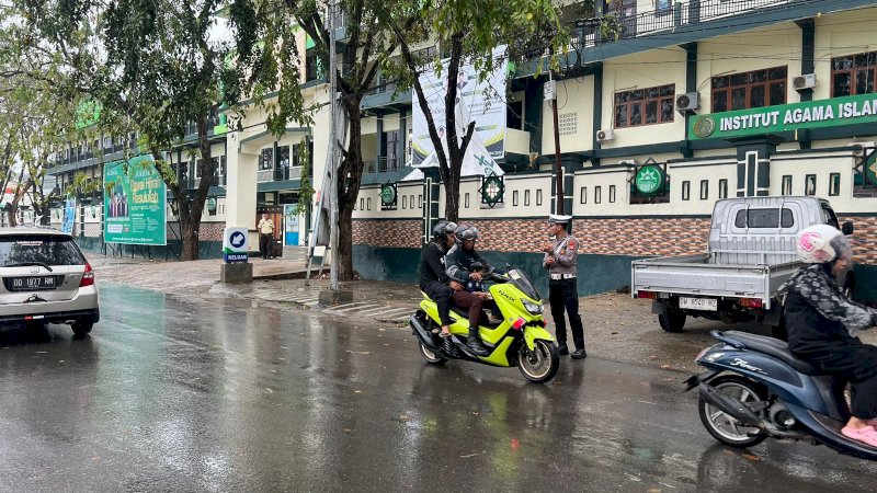 Satlantas Polres Wajo Cegah Kecelakaan dengan Pengamanan dan Pengaturan Arus Lalin Pagi Hari