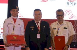 Pj Bupati Wajo Andi Bataralifu Terima Duplikat Bendera Pusaka Merah Putih Dari BPIP