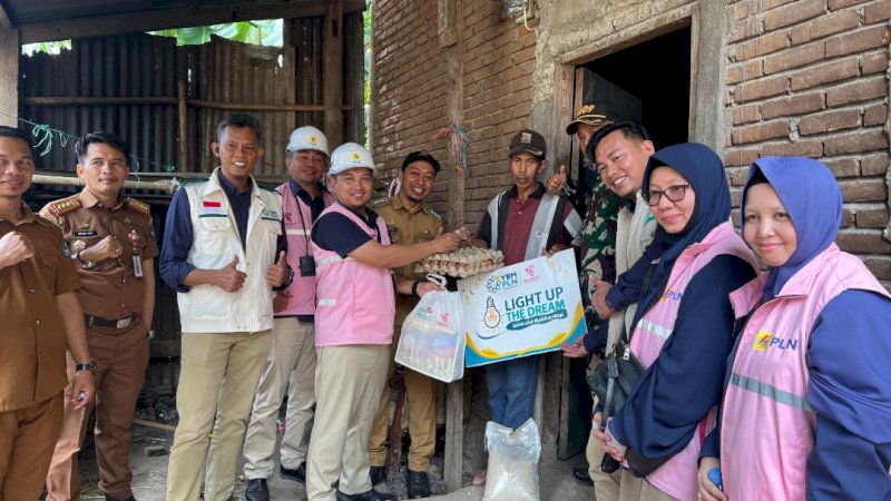 Foto bersama jajaran manajemen PLN, YBM PLN, Srikandi PLN, Para Stakeholder, dan penerima bantuan Light Up The Dream.