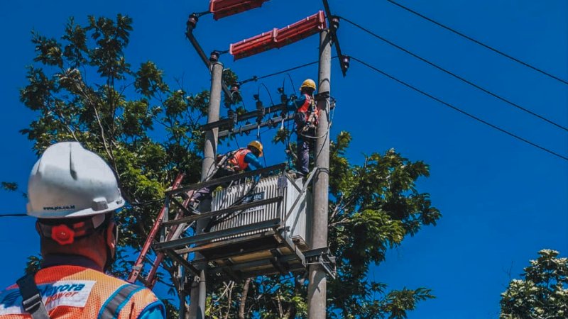 Ilustrasi petugas PLN secara rutin melakukan pemeliharaan infrastruktur untuk menjaga keandalan pasokan listrik bagi masyarakat.