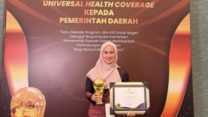 Bupati Luwu Utara Terima Penghargaan Universal Health Coverage